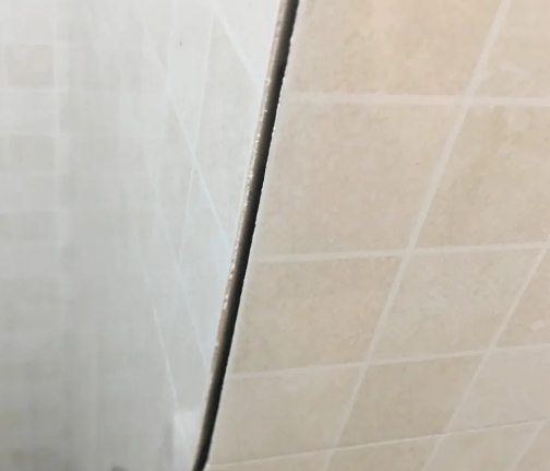 东海瓷砖空鼓维修公司分享阳台瓷砖脱落的修复过程可以分为以下几个步骤